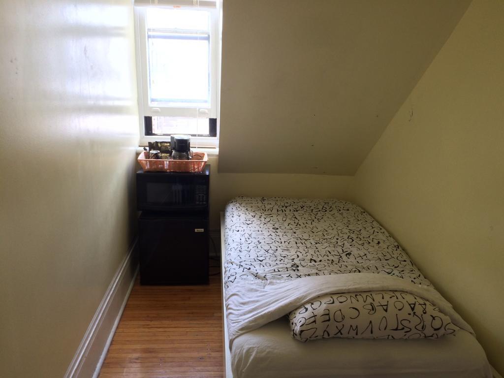 Spadina 11 Guesthouse تورونتو الغرفة الصورة